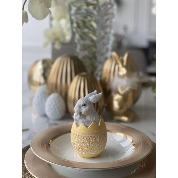 Królik biały w jajku świątecznym, dekoracja na stół, wielkanocna, biało - żółte jajko