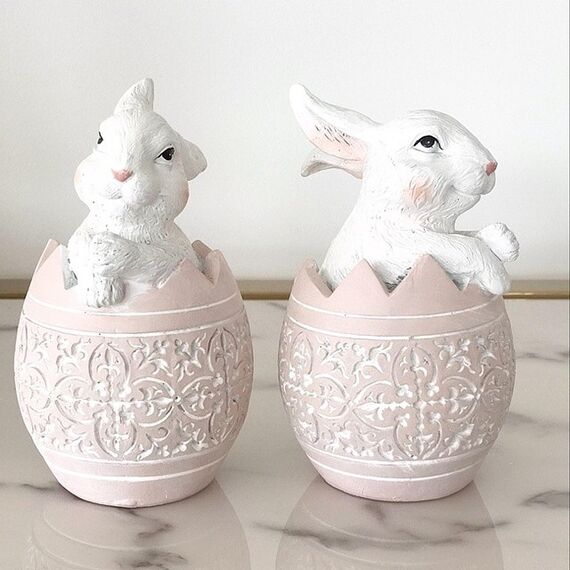 Królik biały w jajku świątecznym, dekoracja na stół, wielkanocna, różowe jajko