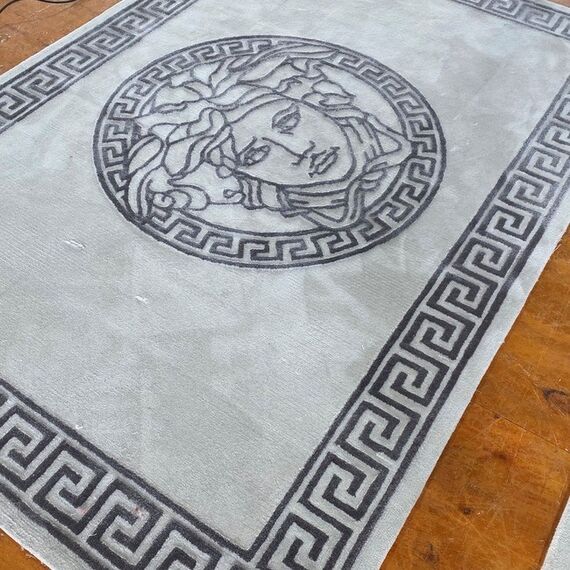 Designer carpet, with the face of a medusa, for the living room and dining room, Greek pattern, gray MEDUSA SILVER