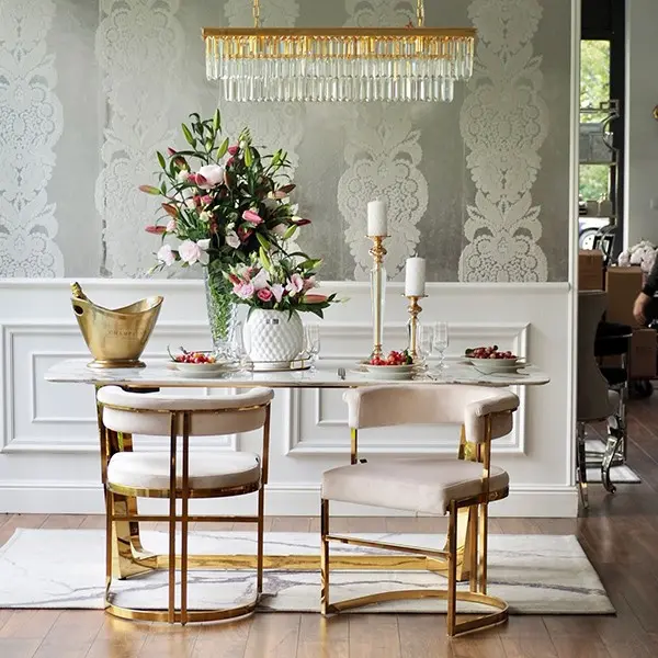 Krzesło beżowe na złotych nogach, designerskie do jadalni, toaletki MARCO