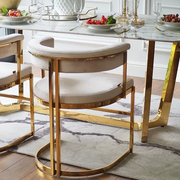 Krzesło beżowe na złotych nogach, designerskie do jadalni, toaletki MARCO