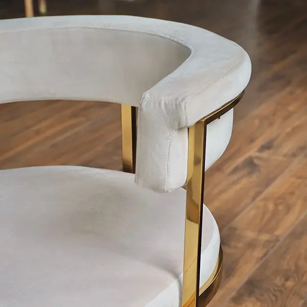 Krzesło beżowe na złotych nogach, designerskie do jadalni, toaletki MARCO