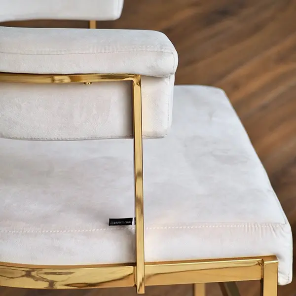 Krzesło beżowe na złotych nogach, designerskie do jadalni, toaletki MARCO