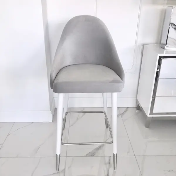 Ekskluzywny hoker tapicerowany, do wyspy, do jadalni, klasyczny, nowojorski, srebrny CAPRI