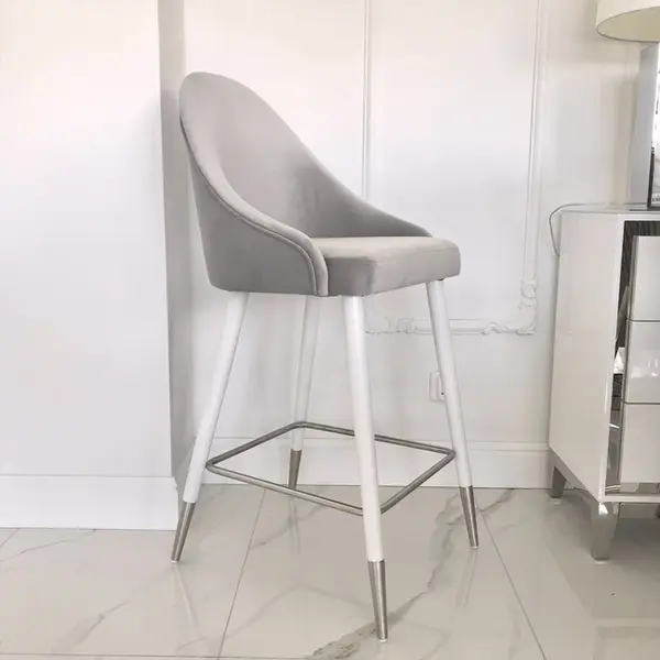 Ekskluzywny hoker tapicerowany, do wyspy, do jadalni, klasyczny, nowojorski, srebrny CAPRI