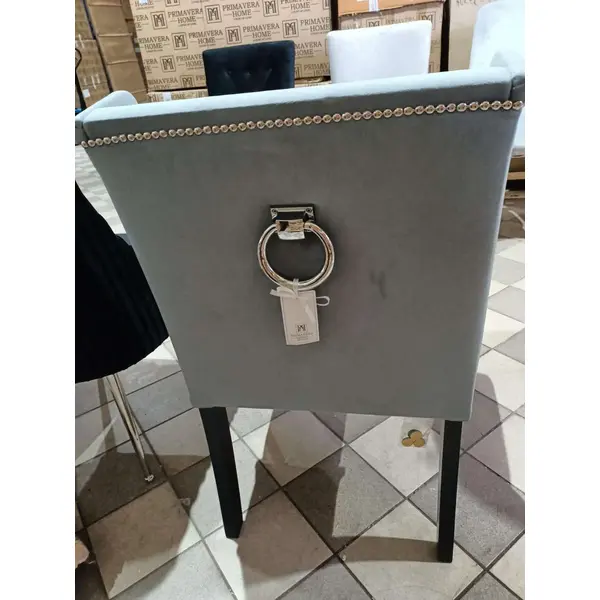 Krzesło glamour, klasyczne, tapicerowane, do jadalni, drewniane,  szare, nowoczesne, srebrna kołatka JAMES POEKSPOZYCYJNY