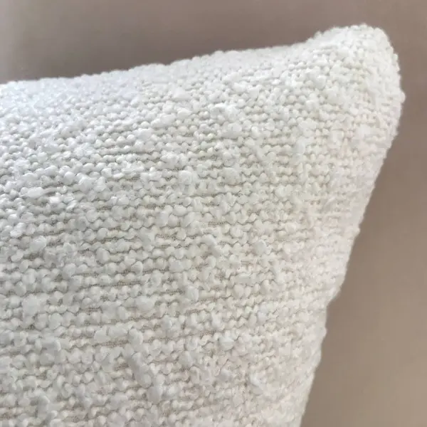 Elegancka poduszka, 50x50, misiowa tkanina, biała, do sypialni, salonu