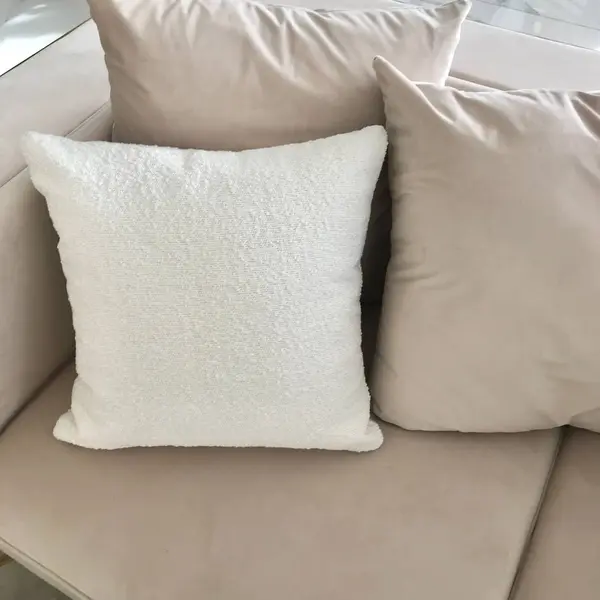 Elegancka poduszka, 50x50, misiowa tkanina, biała, do sypialni, salonu