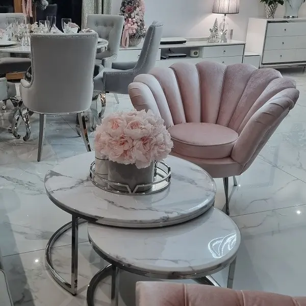 Fotel glamour SHELL SILVER nowojorski do sypialni przedpokoju różowy