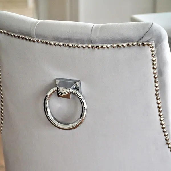 Krzesło szare glamour z pikowanym oparciem, klasyczne, do jadalni, z kołatką, nowojorskie, nowoczesne, srebrne PRINCE II