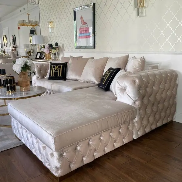 Luksusowa sofa narożna pikowana, beżowa do salonu, narożnik z funkcją spania, prawostronny, rozkładany  MILANO POEKSPOZYCYJNY 275cm