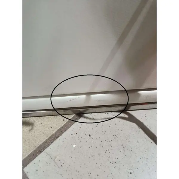 Zestaw dwóch szafek nocnych glamour, stylowe z ekoskórą, białe srebrne szafki nocne z szufladami HERMITAGE OUTLET