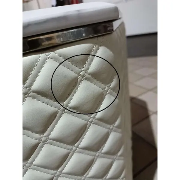 Zestaw dwóch szafek nocnych glamour, stylowe z ekoskórą, białe srebrne szafki nocne z szufladami HERMITAGE OUTLET