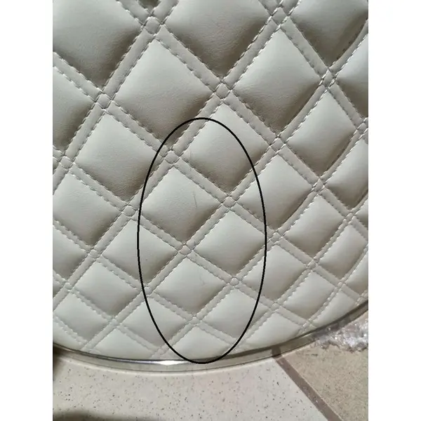 Zestaw dwóch szafek nocnych glamour, stylowe z ekoskórą, białe srebrne szafki nocne z szufladami HERMITAGE OUTLET