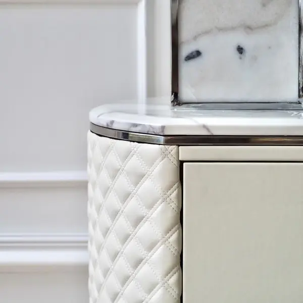 Zestaw dwóch szafek nocnych glamour, stylowe z ekoskórą, białe srebrne szafki nocne z szufladami HERMITAGE OUTLET