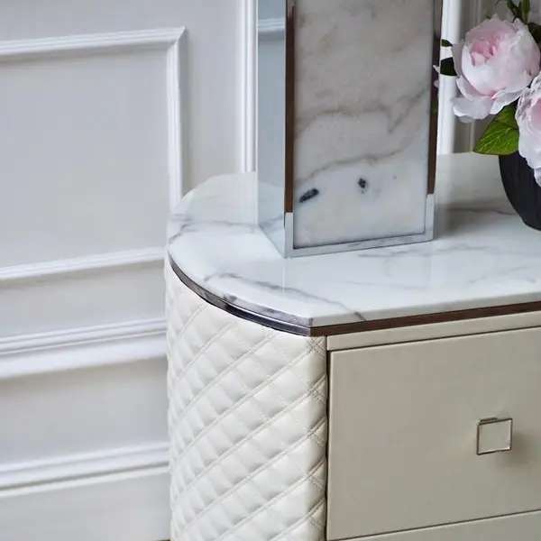 Zestaw dwóch szafek nocnych glamour, stylowe z ekoskórą, białe srebrne szafki nocne z szufladami HERMITAGE OUTLET