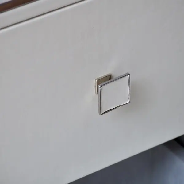 Zestaw dwóch szafek nocnych glamour, stylowe z ekoskórą, białe srebrne szafki nocne z szufladami HERMITAGE OUTLET