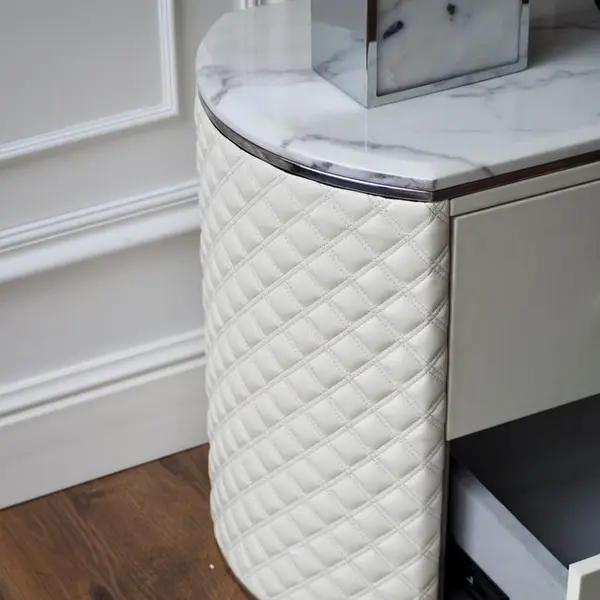 Zestaw dwóch szafek nocnych glamour, stylowe z ekoskórą, białe srebrne szafki nocne z szufladami HERMITAGE OUTLET