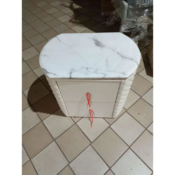 Zestaw dwóch szafek nocnych glamour, stylowe z ekoskórą, białe srebrne szafki nocne z szufladami HERMITAGE OUTLET