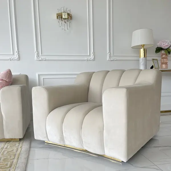Beżowy duży nowoczesny fotel glamour ze złotymi detalami LONDON