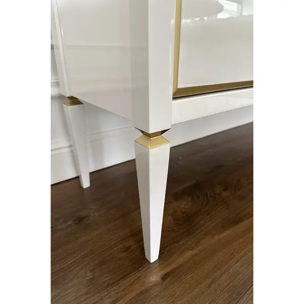 Ekskluzywna komoda biała lakierowana ze złotymi dekorami ELEGANCE OUTLET