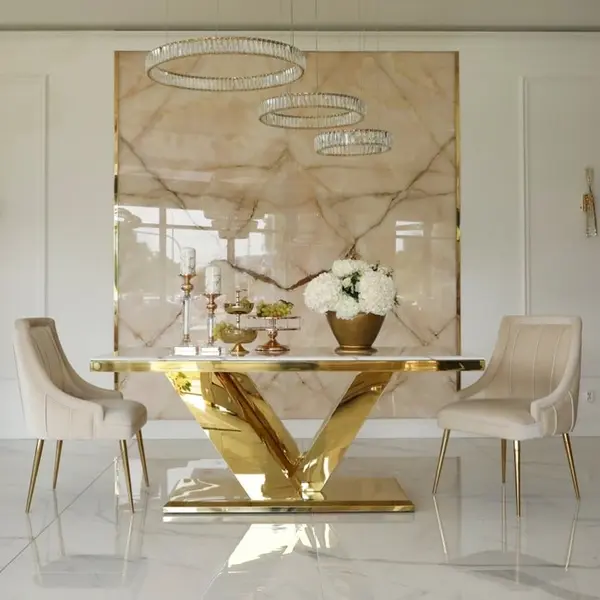 Ekskluzywne krzesło beżowe ze złotymi nogami do jadalni glamour DIANA OUTLET