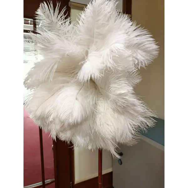 Lampa podłogowa glamour złota z białymi piórami 160 cm OUTLET