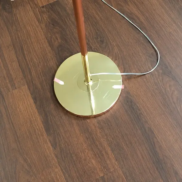 Lampa podłogowa glamour złota z białymi piórami 160 cm OUTLET