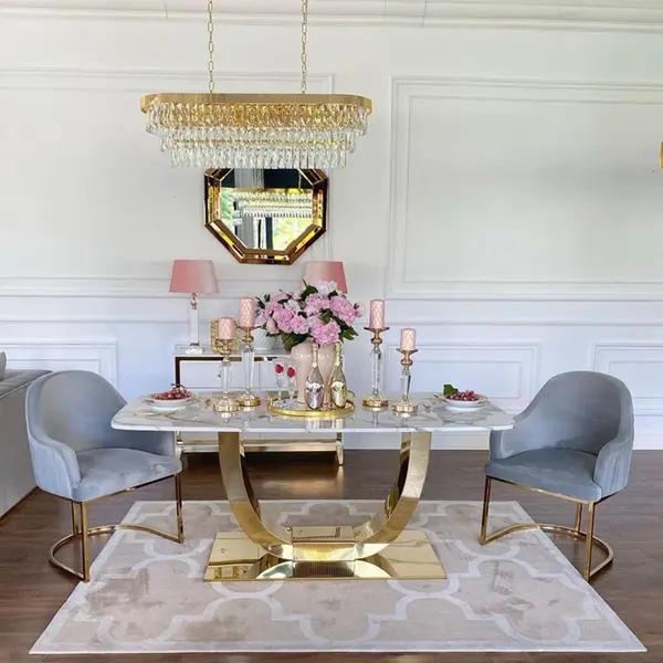 Nowoczesny stół art déco w otoczeniu eleganckich welurowych krzeseł