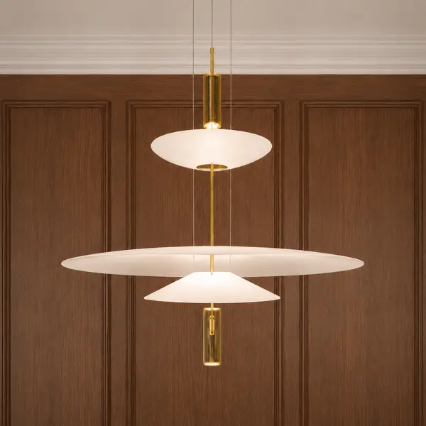 designerska lampa nad stol