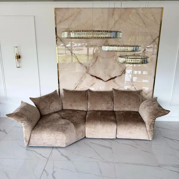 Detal ozdób na designerskiej sofie Lilia. Fotografia od Primavera Home, eksponująca jakość wykończenia.