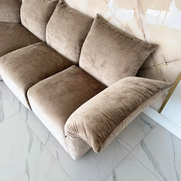 Ekspozycja nowoczesnej sofy modułowej Lilia w salonie. Meble od Primavera Home w Warszawie.