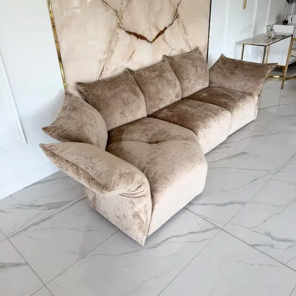 Aranżacja designerskiej sofy modułowej Lilia w nowoczesnym salonie. Meble od Primavera Home w Warszawie.
