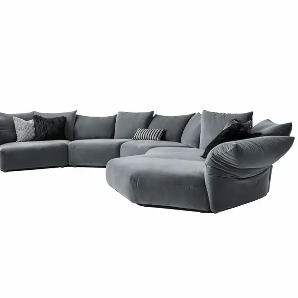 Widok z boku na designerską sofę Lilia w nowoczesnym salonie. Meble od Primavera Home.