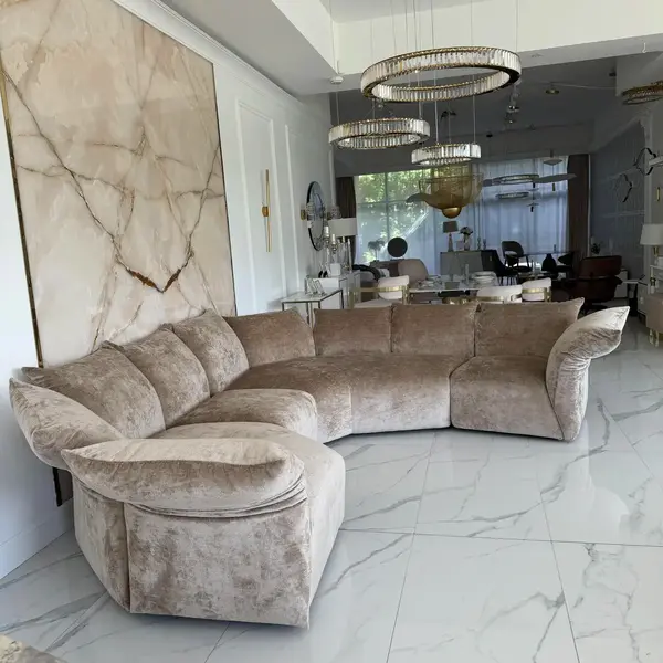 Zbliżenie na nogi designerskiej sofy Lilia w aranżacji. Meble Primavera Home w Warszawie.