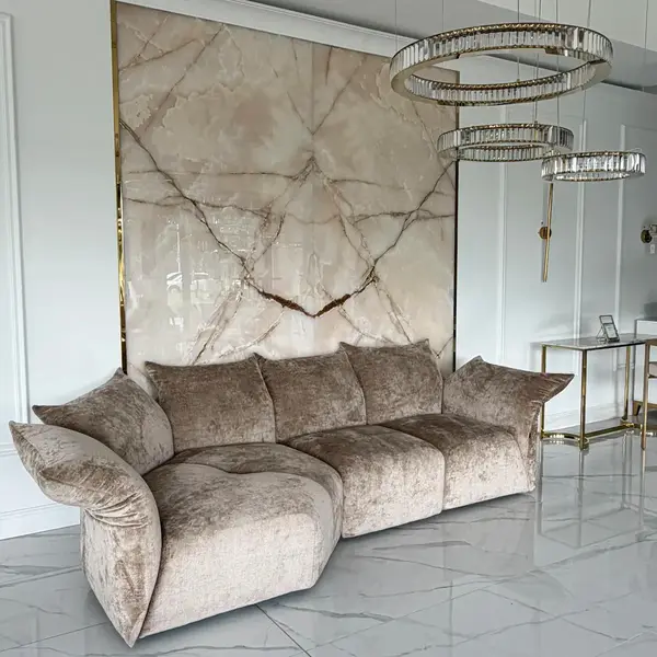 Widok frontalny na designerską sofę Lilia w salonie. Produkty Primavera Home w Warszawie.