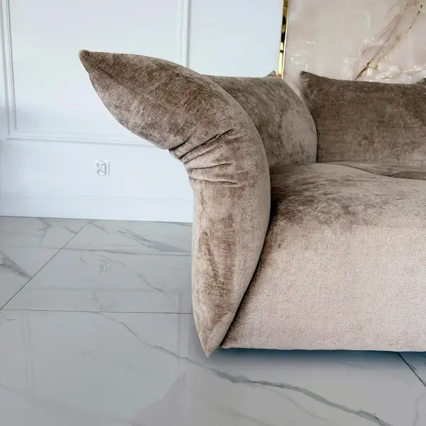Widok na siedzisko sofy Lilia w aranżacji wnętrza. Produkty Primavera Home w Warszawie.