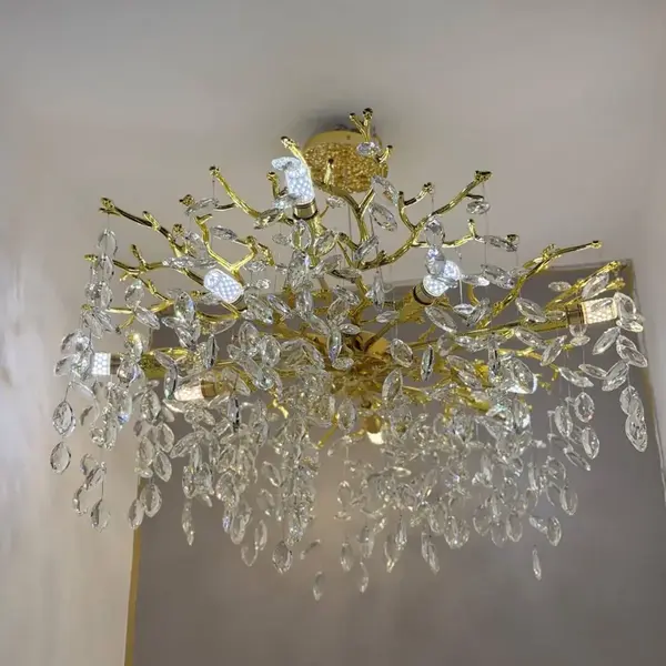Polski projekt żyrandola kryształowego QUEEN od Primavera Home w luksusowym wnętrzu.