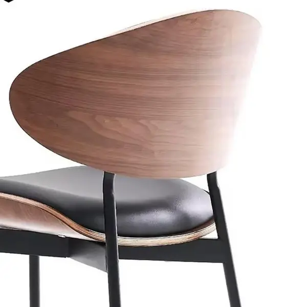 Detal wykończenia designerskiego krzesła Wing. Meble od Primavera Home w eleganckim stylu.