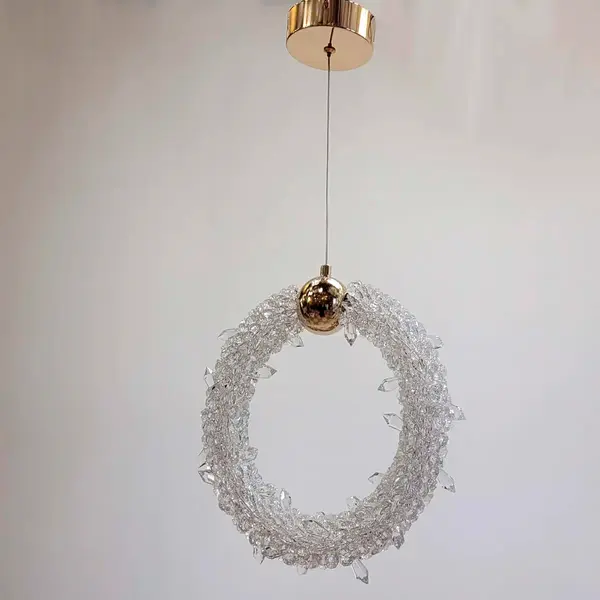 Detal wykończenia lampy wiszącej złotej ICE XS w nowoczesnym wnętrzu od Primavera Home.