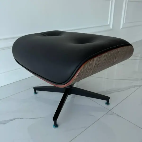 Luksusowa aranżacja fotela Lounge z podnóżkiem w eleganckim wnętrzu. Primavera Home w Warszawie.
