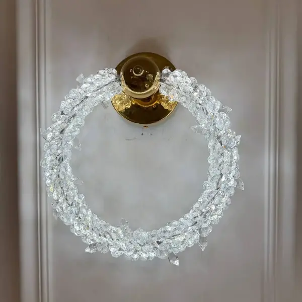 Dekoracyjny kinkiet kryształowy ICE ROUND w aranżacji wnętrza od Primavera Home.