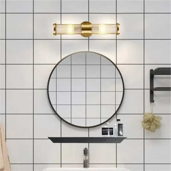 Postawienie kinkietu kryształowego Roland w eleganckim wnętrzu. Projekt od Primavera Home.
