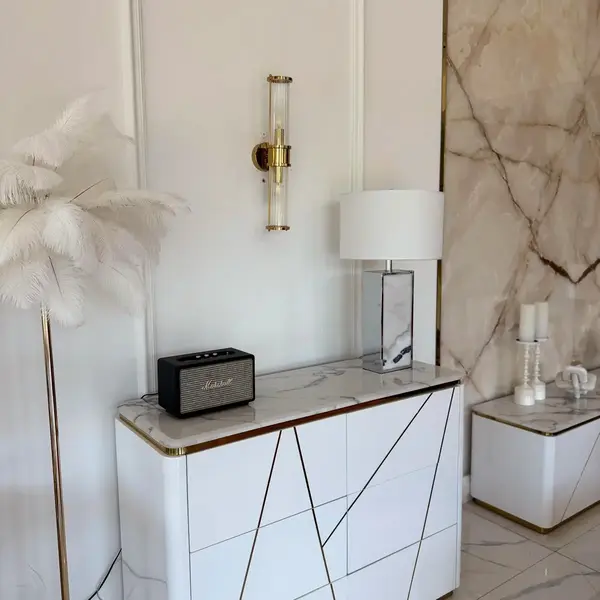 Kinkiet kryształowy Roland w ekskluzywnej aranżacji salonu w Warszawie. Projekt od Primavera Home.