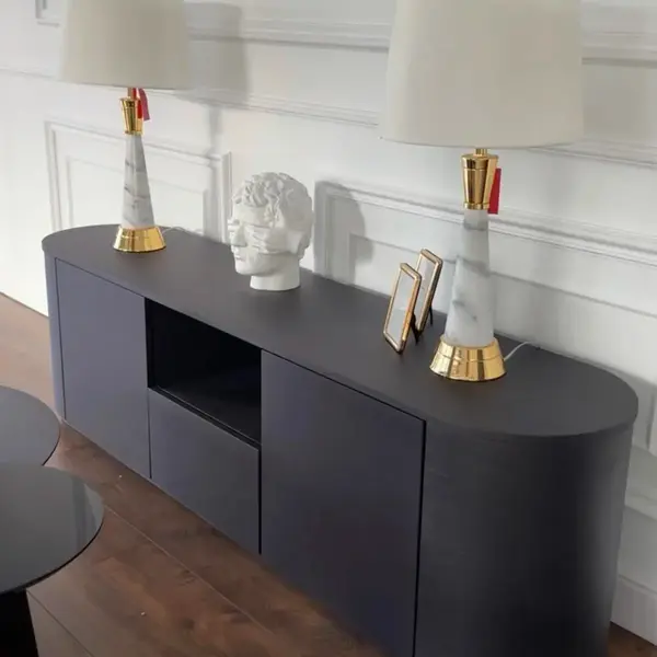 Widok boczny na komodę AMARA w aranżacji salonu od Primavera Home.