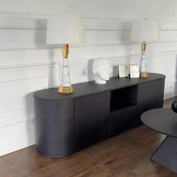 Frontowy widok na nowoczesną komodę AMARA od Primavera Home, idealną do salonu.