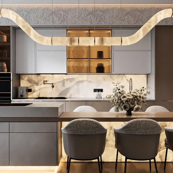 Przód ekskluzywnego krzesła Linea w designerskiej aranżacji wnętrza. Primavera Home.
