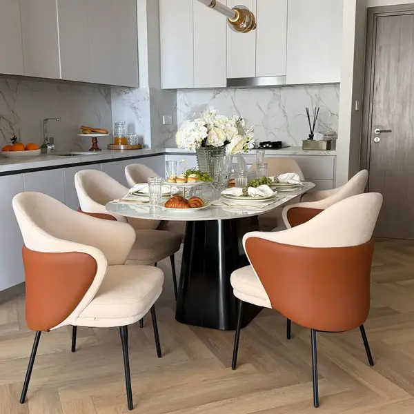 Wyjątkowe aranżacje z ekskluzywnym krzesłem Linea w eleganckim salonie. Primavera Home.