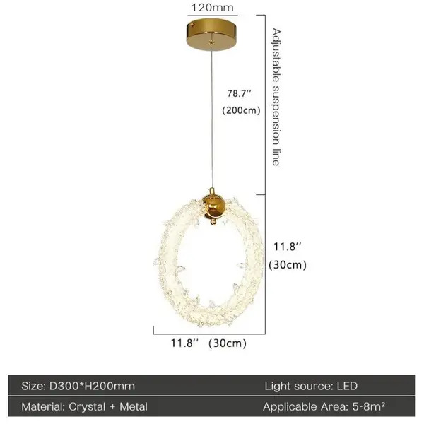 Detal lampy wiszącej kryształowej złotej ICE XS w nowoczesnym wnętrzu, projekt Primavera Home.