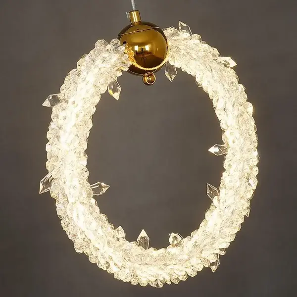 Kryształy lampy wiszącej złotej ICE XS w aranżacji od Primavera Home w Warszawie.